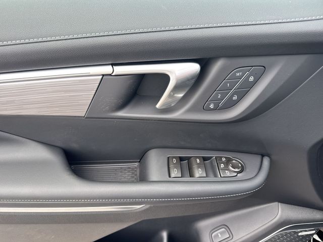 Buick Enclave Vehicle Full-screen Gallery Image 13