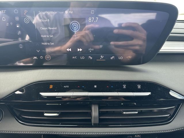 Buick Enclave Vehicle Full-screen Gallery Image 16