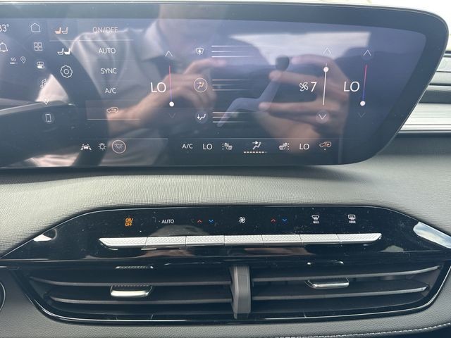 Buick Enclave Vehicle Full-screen Gallery Image 19