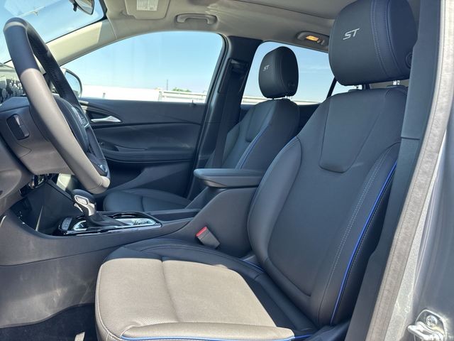 Buick Encore GX Vehicle Full-screen Gallery Image 11