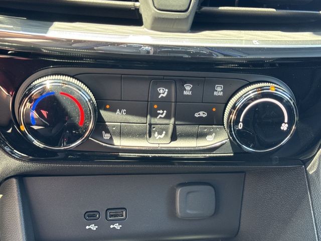 Buick Encore GX Vehicle Full-screen Gallery Image 18
