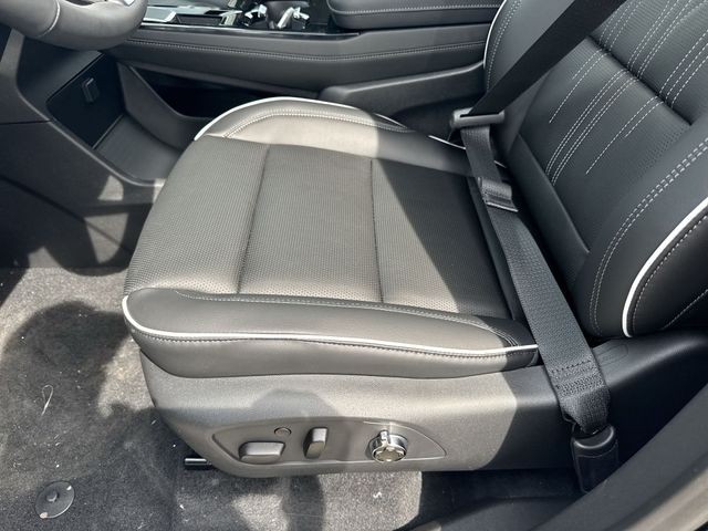 Buick Enclave Vehicle Full-screen Gallery Image 12