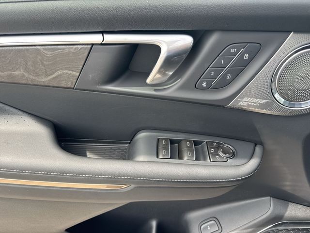 Buick Enclave Vehicle Full-screen Gallery Image 13