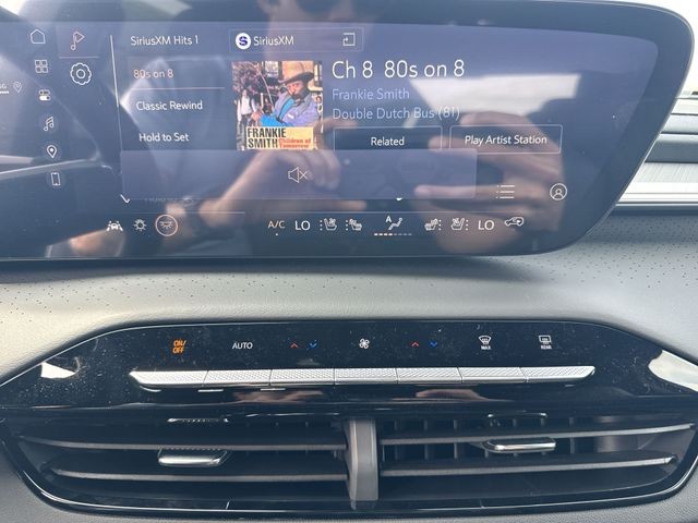 Buick Enclave Vehicle Full-screen Gallery Image 16