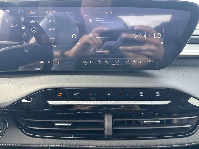 Buick Enclave Vehicle Full-screen Gallery Image 19