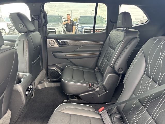 Buick Enclave Vehicle Full-screen Gallery Image 23