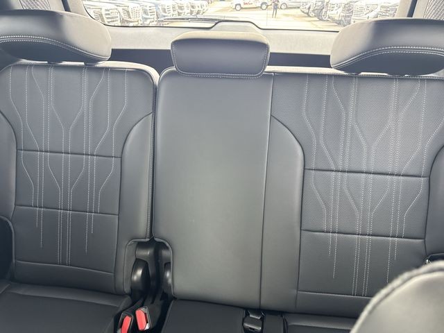 Buick Enclave Vehicle Full-screen Gallery Image 24