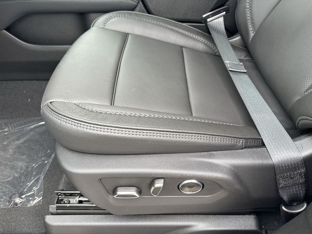 GMC Yukon XL Vehicle Full-screen Gallery Image 12