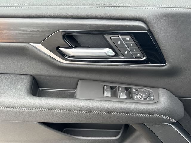 GMC Yukon XL Vehicle Full-screen Gallery Image 13