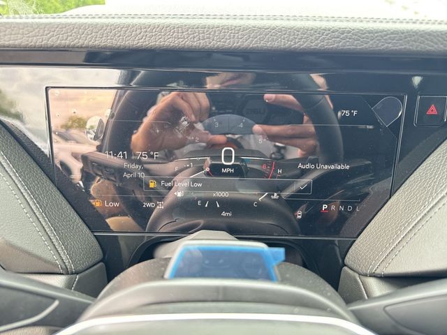 GMC Yukon XL Vehicle Full-screen Gallery Image 15