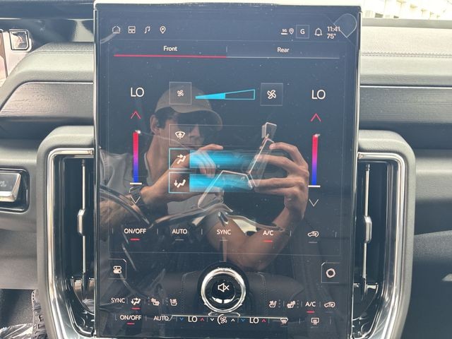 GMC Yukon XL Vehicle Full-screen Gallery Image 19