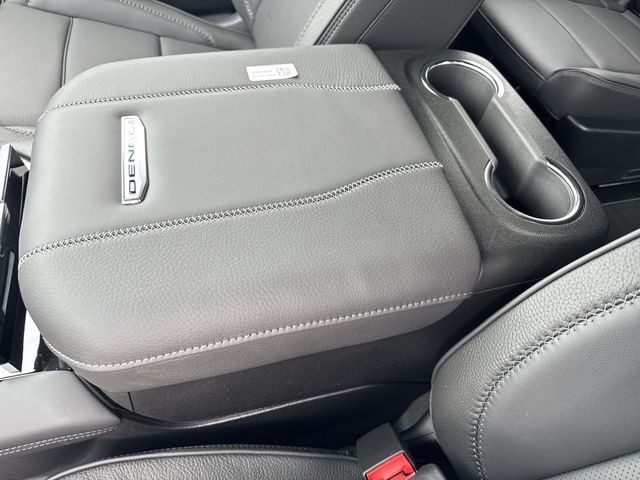 GMC Yukon XL Vehicle Full-screen Gallery Image 21