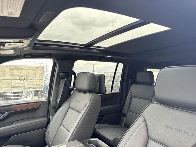 GMC Yukon XL Vehicle Full-screen Gallery Image 22