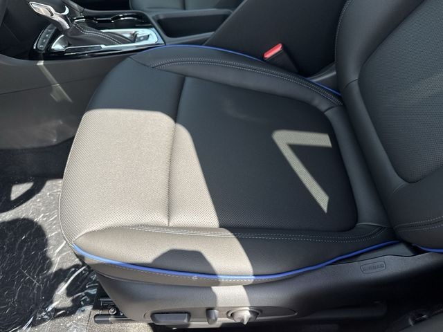 Buick Encore GX Vehicle Full-screen Gallery Image 12