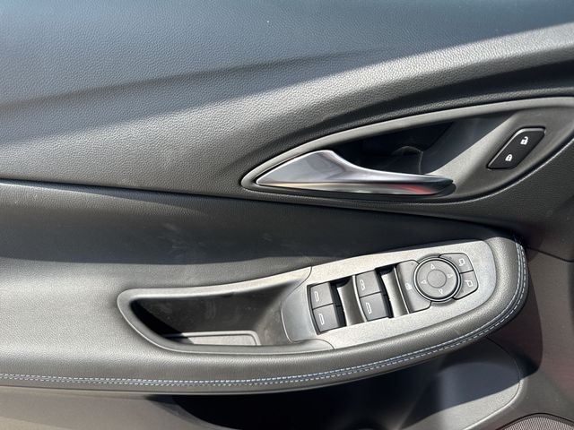 Buick Encore GX Vehicle Full-screen Gallery Image 13