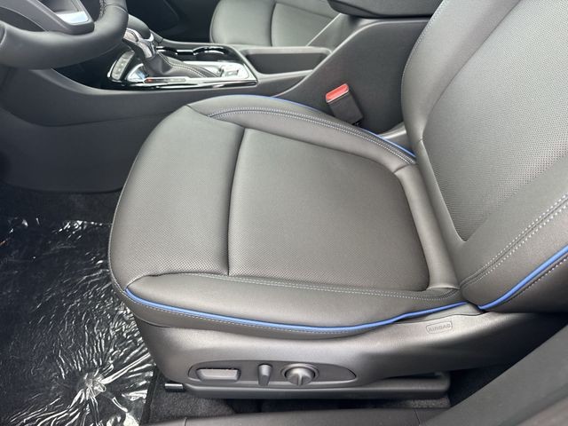 Buick Encore GX Vehicle Full-screen Gallery Image 12