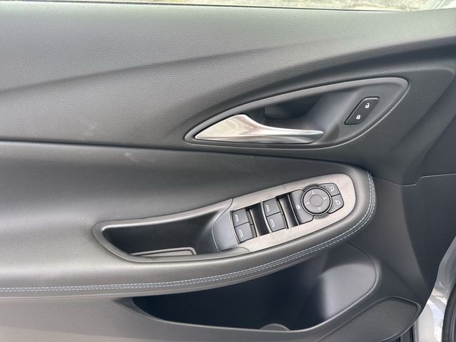 Buick Encore GX Vehicle Full-screen Gallery Image 13