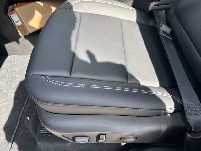 GMC Acadia Vehicle Full-screen Gallery Image 12