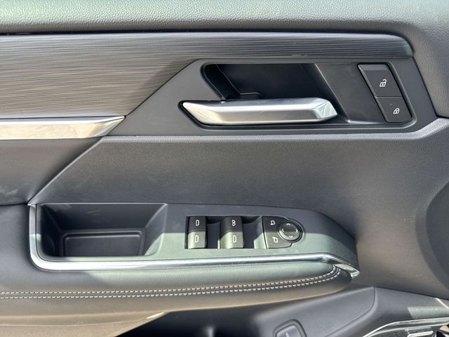 GMC Acadia Vehicle Full-screen Gallery Image 13