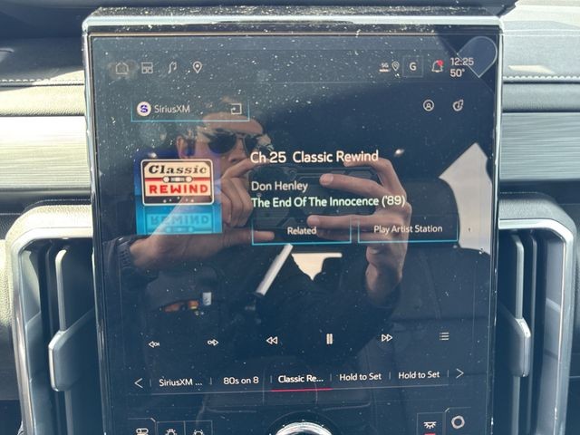 GMC Acadia Vehicle Full-screen Gallery Image 16