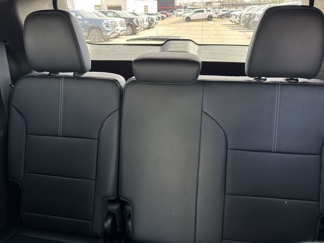 GMC Acadia Vehicle Full-screen Gallery Image 24