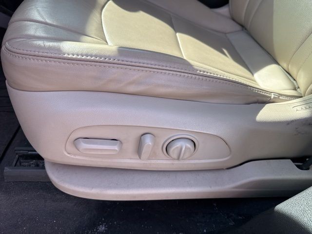 Buick Enclave Vehicle Full-screen Gallery Image 17