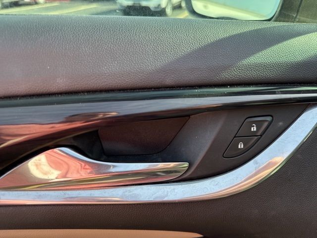 Buick Enclave Vehicle Full-screen Gallery Image 19