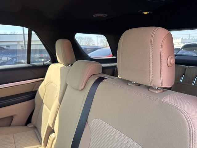 Ford Explorer Vehicle Full-screen Gallery Image 10