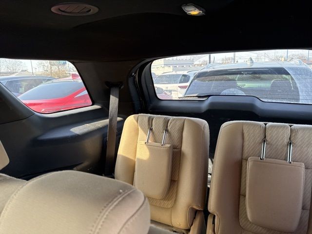 Ford Explorer Vehicle Full-screen Gallery Image 11