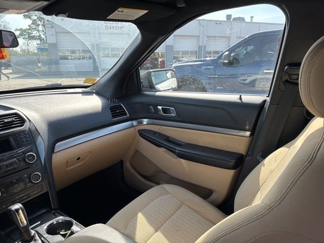 Ford Explorer Vehicle Full-screen Gallery Image 13