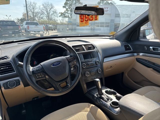 Ford Explorer Vehicle Full-screen Gallery Image 14