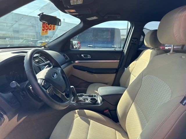 Ford Explorer Vehicle Full-screen Gallery Image 15