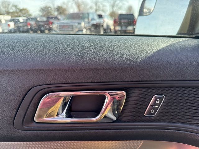 Ford Explorer Vehicle Full-screen Gallery Image 18