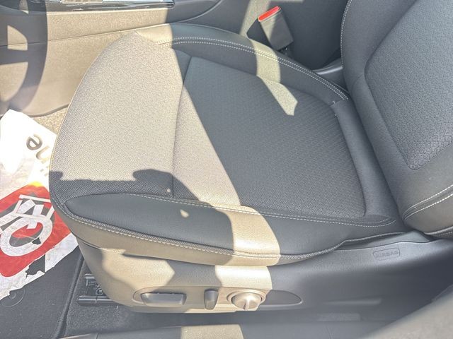 Buick Encore GX Vehicle Full-screen Gallery Image 12