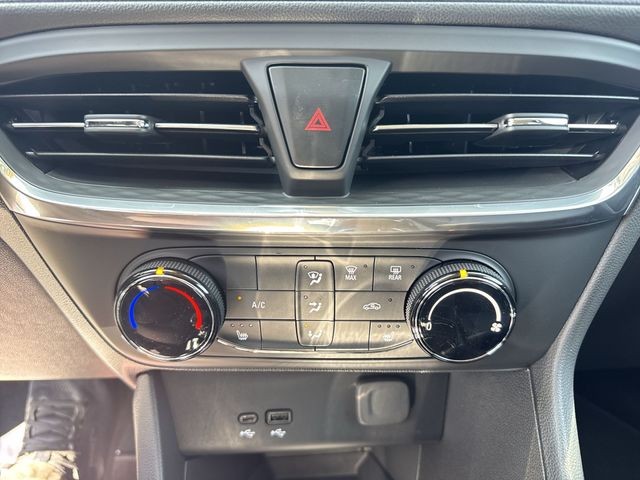 Buick Encore GX Vehicle Full-screen Gallery Image 18