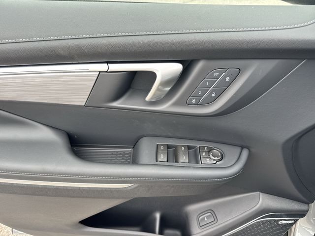 Buick Enclave Vehicle Full-screen Gallery Image 13