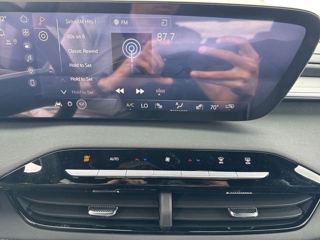 Buick Enclave Vehicle Full-screen Gallery Image 16