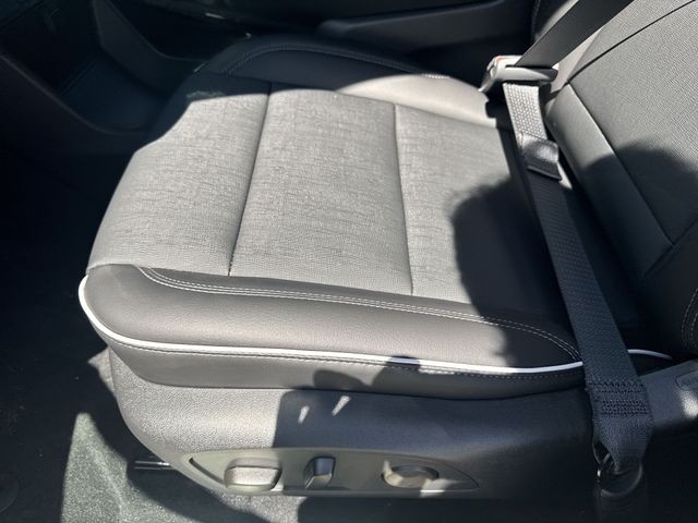 Buick Enclave Vehicle Full-screen Gallery Image 12