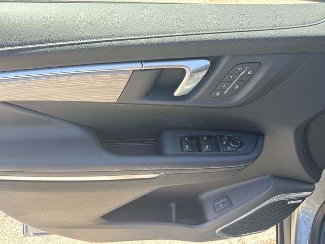 Buick Enclave Vehicle Full-screen Gallery Image 13