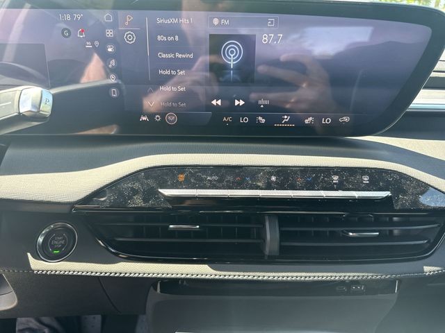Buick Enclave Vehicle Full-screen Gallery Image 16