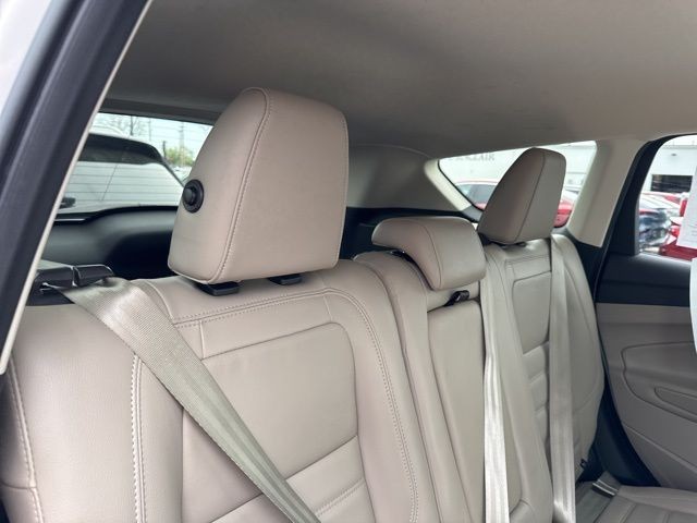 Ford Escape Vehicle Full-screen Gallery Image 10