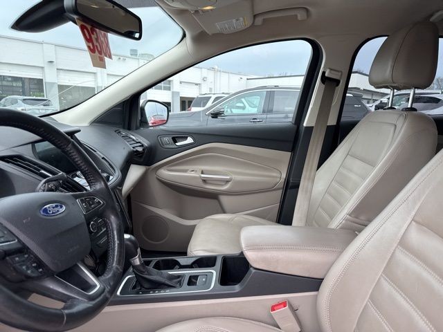 Ford Escape Vehicle Full-screen Gallery Image 15