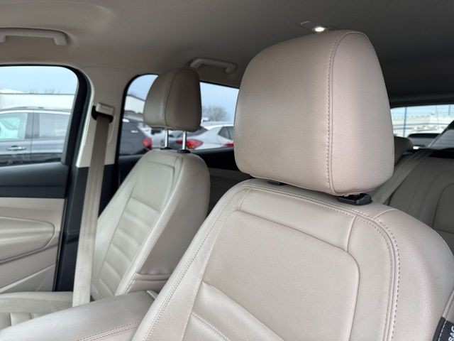 Ford Escape Vehicle Full-screen Gallery Image 17