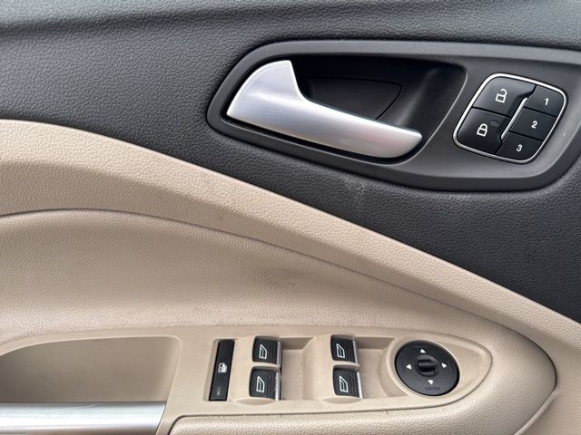 Ford Escape Vehicle Full-screen Gallery Image 19