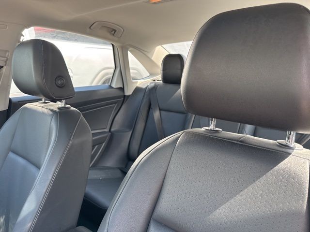 Volkswagen Jetta Vehicle Full-screen Gallery Image 11