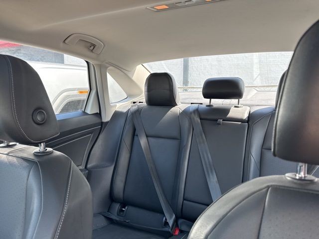 Volkswagen Jetta Vehicle Full-screen Gallery Image 13