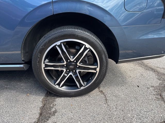 Ford Expedition Vehicle Full-screen Gallery Image 09