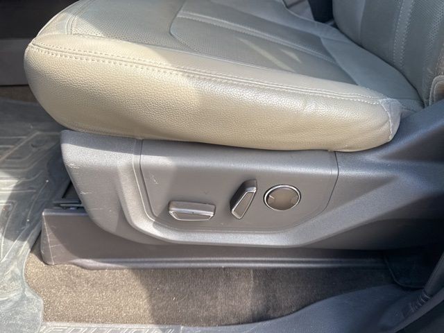 Ford Expedition Vehicle Full-screen Gallery Image 15