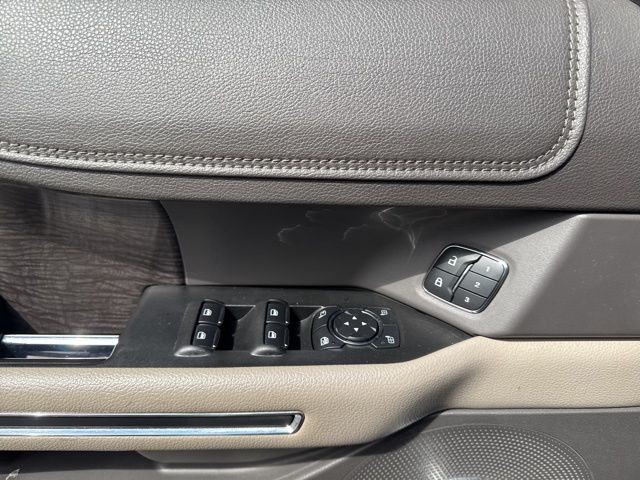 Ford Expedition Vehicle Full-screen Gallery Image 18