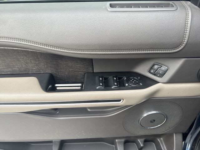 Ford Expedition Vehicle Full-screen Gallery Image 27
